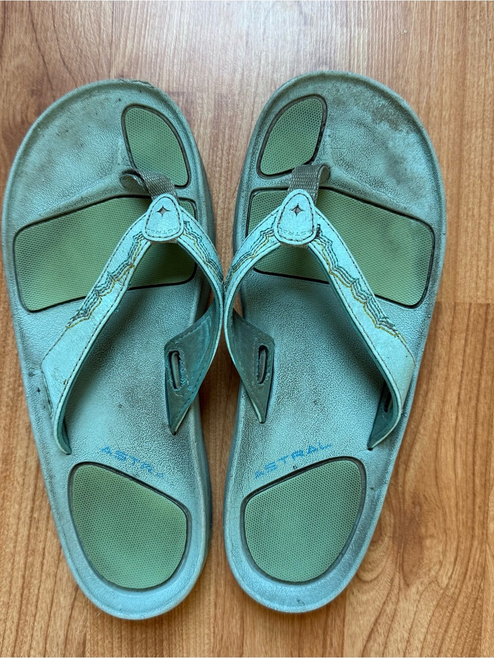 Astral Rosa flip flops sz 7